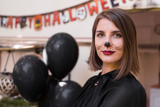 Mujer de primer plano con maquillaje de gato