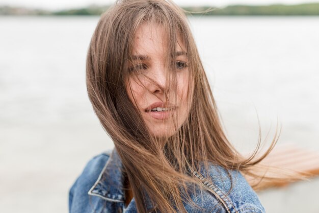 Mujer de primer plano en el mar