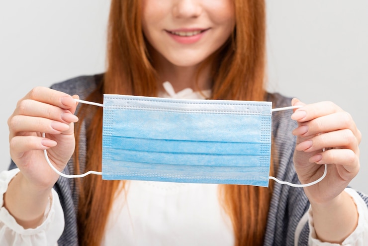 Foto gratuito mujer de primer plano con máscara médica