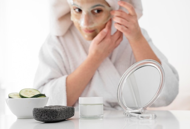 Mujer de primer plano con mascarilla