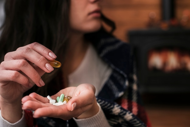 Foto gratuita mujer de primer plano con medicina en su mano