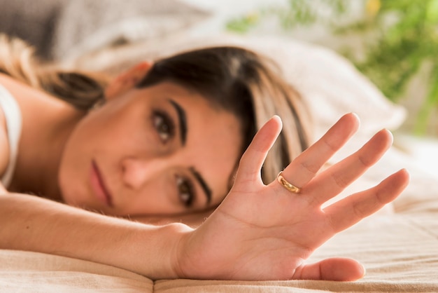 Mujer de primer plano mirando el anillo de bodas