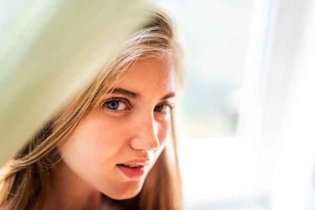 Mujer de primer plano mirando a la cámara