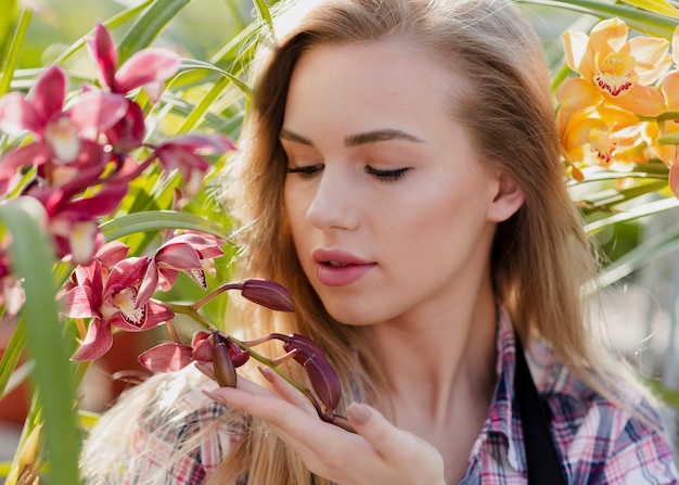 Foto gratuita mujer de primer plano mirando flores