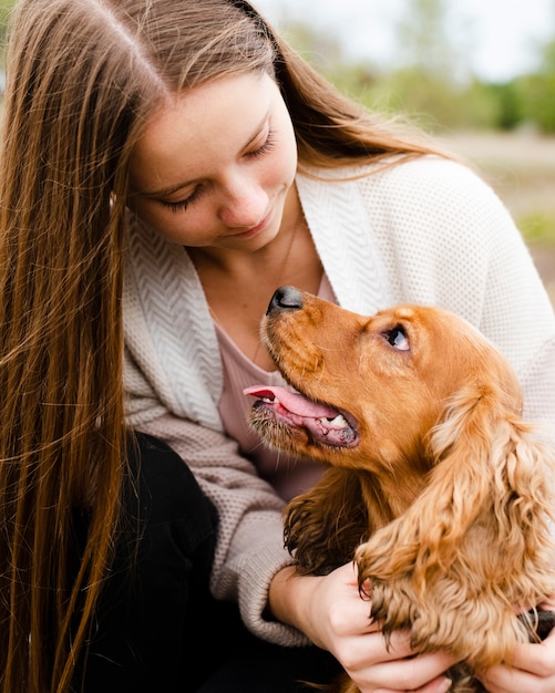 Foto gratuita mujer de primer plano mirando a su perro