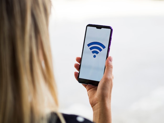 Mujer de primer plano mirando el teléfono