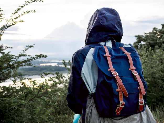 Foto gratuita mujer de primer plano con mochila