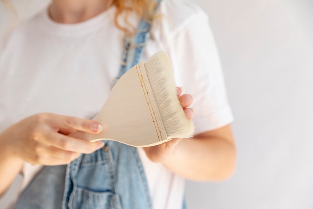 Mujer de primer plano en mono con cepillo