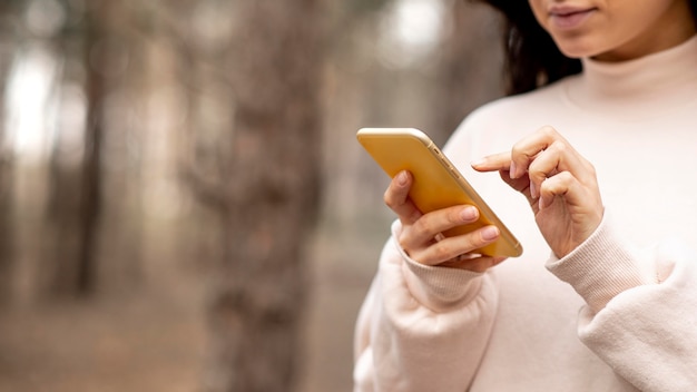 Mujer de primer plano con móvil