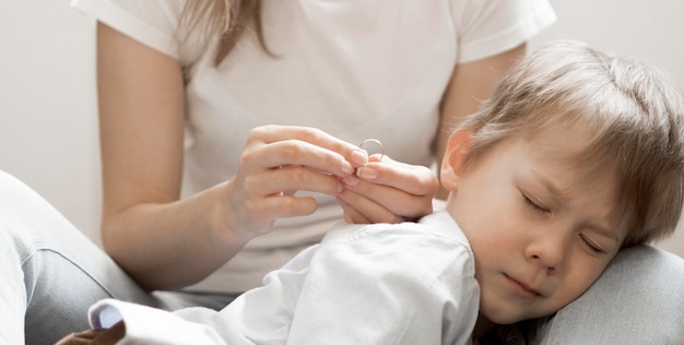 Mujer de primer plano con niño