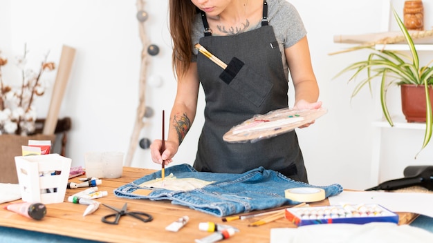 Mujer de primer plano pintando en el bolsillo