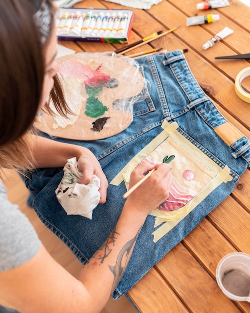 Mujer de primer plano pintando en el bolsillo