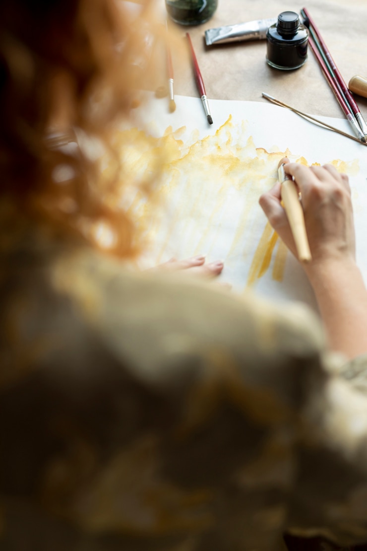 Foto gratuito mujer de primer plano con pintura de pincel