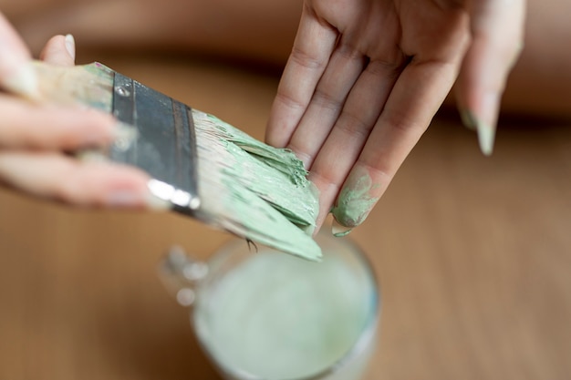 Mujer de primer plano con pintura verde