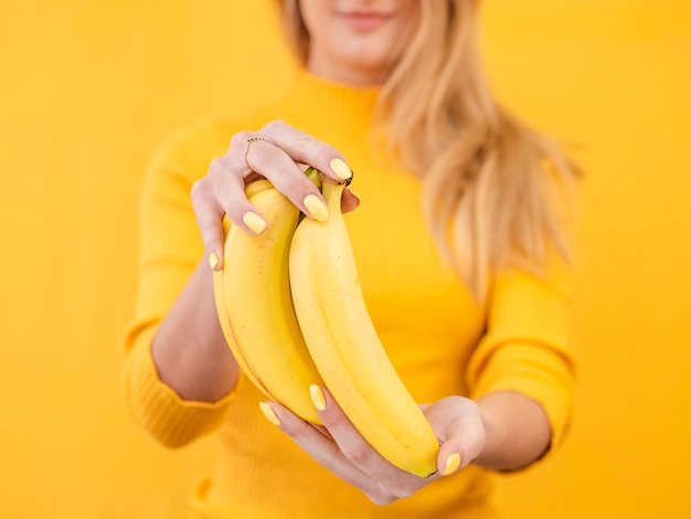Mujer de primer plano con plátanos