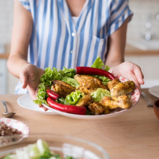 Foto gratuita mujer de primer plano con plato de comida