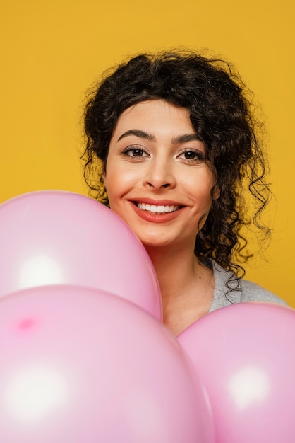 Foto gratuita mujer de primer plano posando con globos