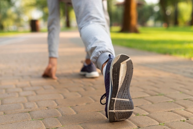 Mujer de primer plano preparándose para una carrera