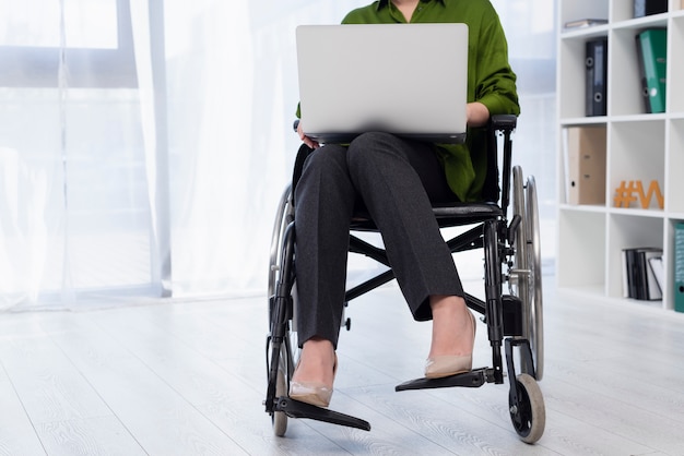 Mujer de primer plano que trabaja en la computadora portátil