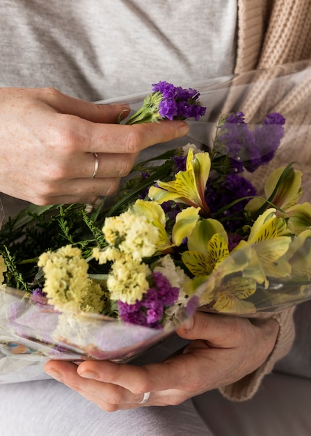 Foto gratuita mujer de primer plano con ramo de flores