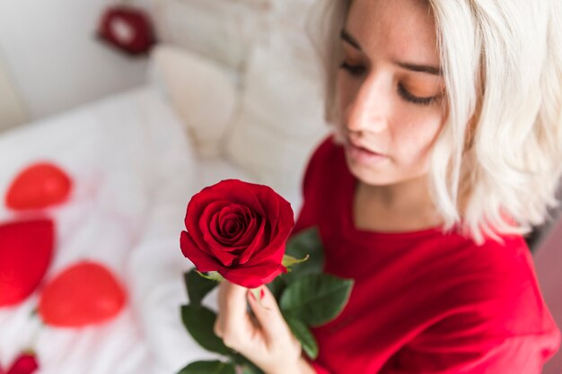 Mujer de primer plano con rosa roja