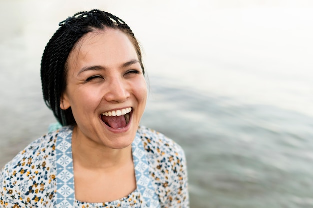 Mujer de primer plano sonriendo en el mar