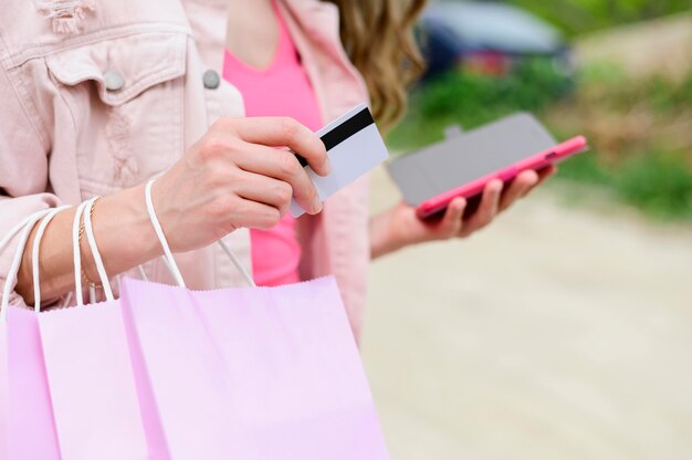 Mujer de primer plano sosteniendo bolsas de compras