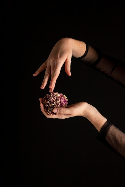 Mujer de primer plano sosteniendo una flor