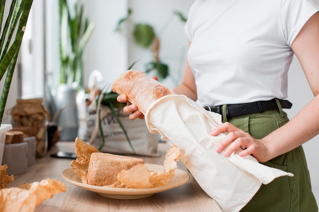 Mujer de primer plano sosteniendo pan orgánico