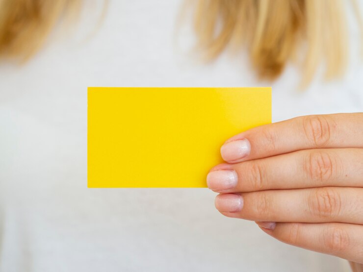 Foto gratuito mujer de primer plano sosteniendo tarjeta amarilla