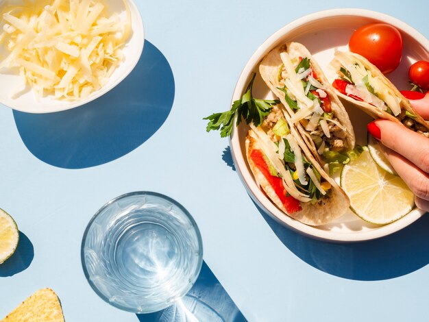 Foto gratuita mujer de primer plano con taco pequeño