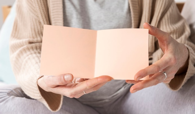 Mujer de primer plano con tarjeta de felicitación