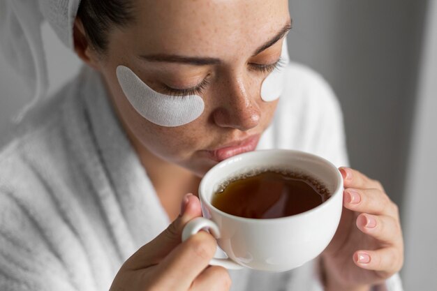 Mujer de primer plano con taza de té