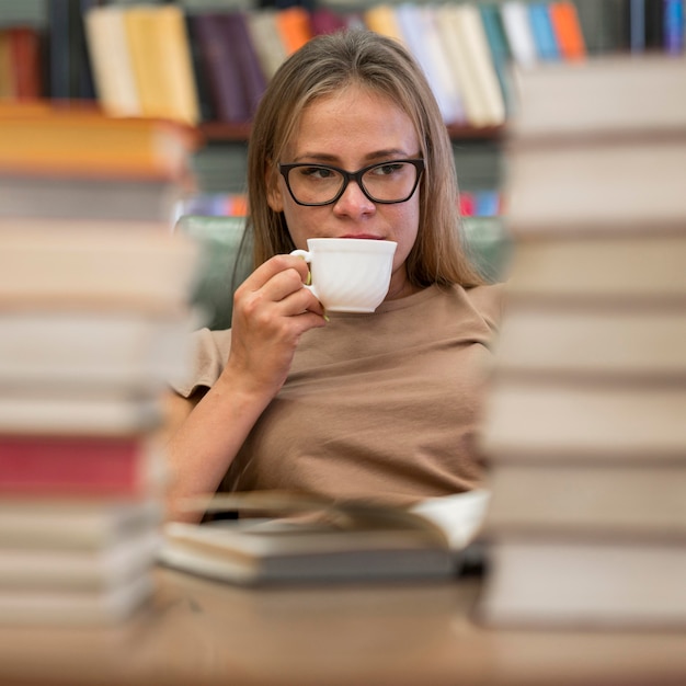 Mujer de primer plano con taza