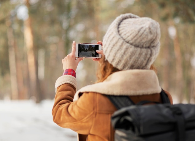 Mujer de primer plano tomando fotos