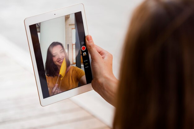 Mujer de primer plano tomando selfie con máscara