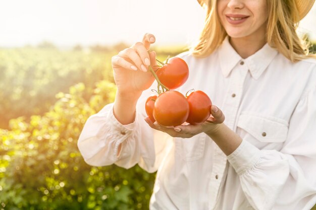 Mujer de primer plano con tomates