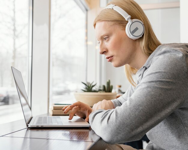 Mujer de primer plano trabajando en equipo portátil