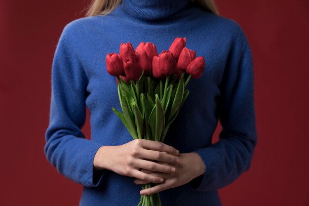 Mujer de primer plano con tulipanes