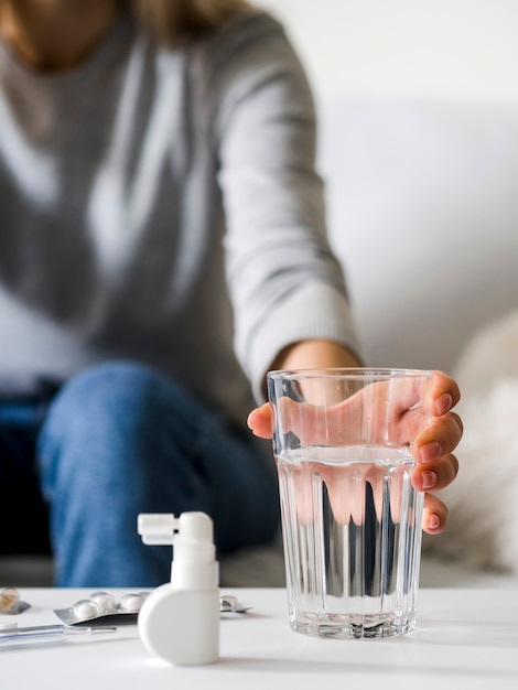 Mujer de primer plano con vidrio