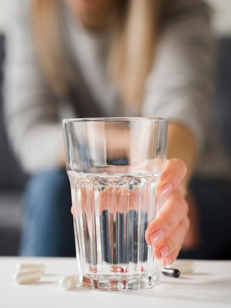 Mujer de primer plano con vidrio