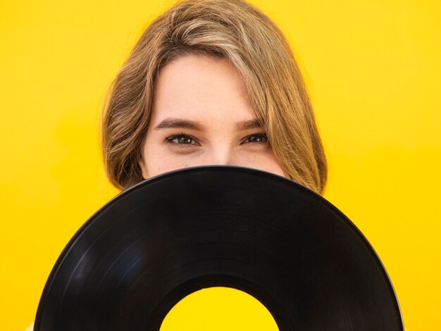 Mujer de primer plano con vinilo