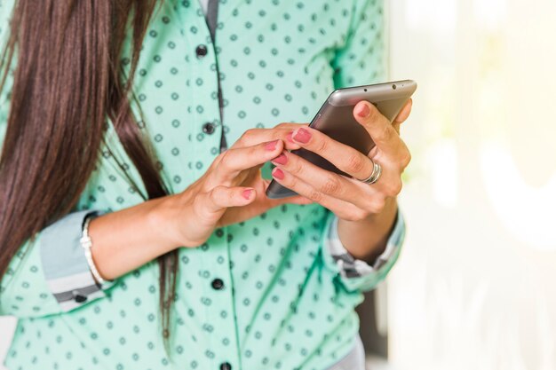 Mujer del primer que controla su teléfono