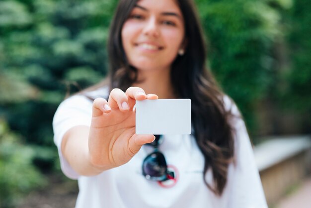 Mujer del primer que sostiene una maqueta de la tarjeta