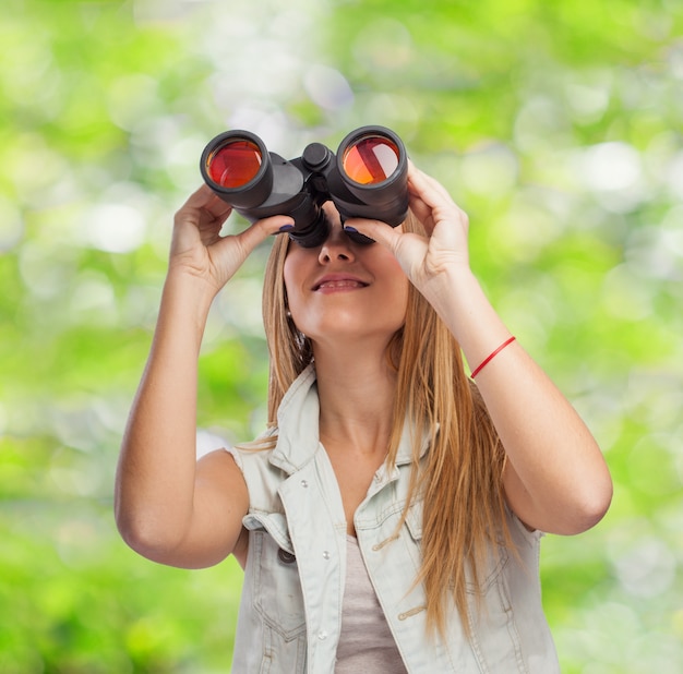 Foto gratuita mujer con prismáticos en el campo