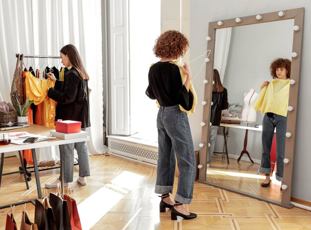 Mujer probándose ropa en la tienda