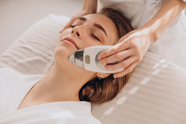 Mujer con procedimientos de tratamiento de belleza en un salón