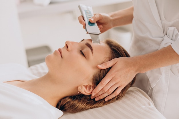 Mujer con procedimientos de tratamiento de belleza en un salón