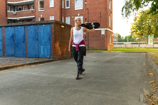 Mujer, proceso de llevar, patineta, tiro completo