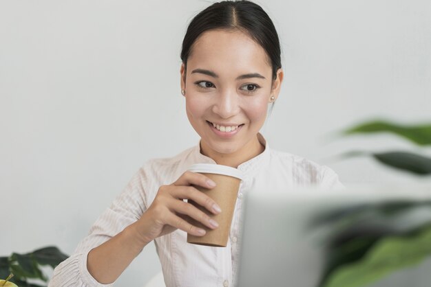 Mujer productiva tomando café